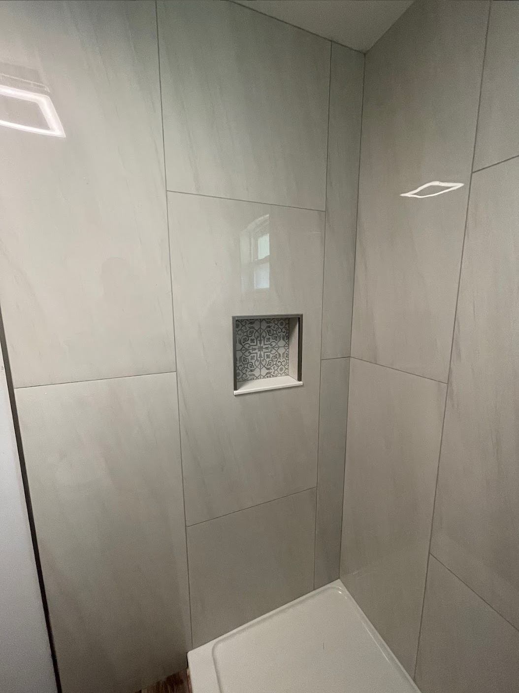 Contemporary Glossy Tile Shower